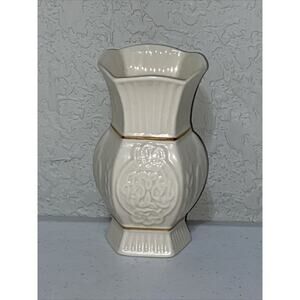 Belleek‎ Irish Visitors Centre White Porcelain Mini 4" Vase VTG Souvenir Ireland